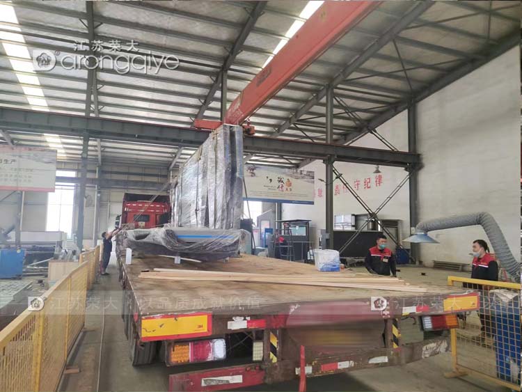 浙江智能公交站臺正在裝車